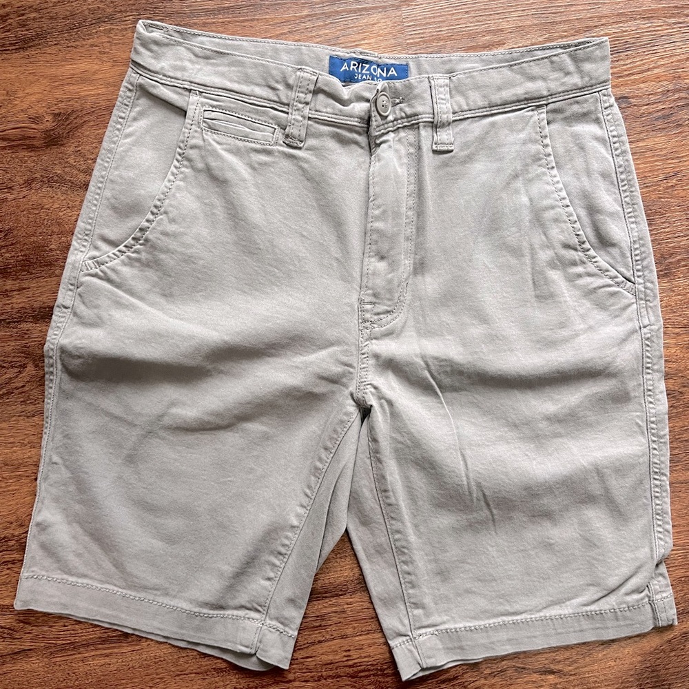 Mens grey flat front shorts, Arizona brand, size 31